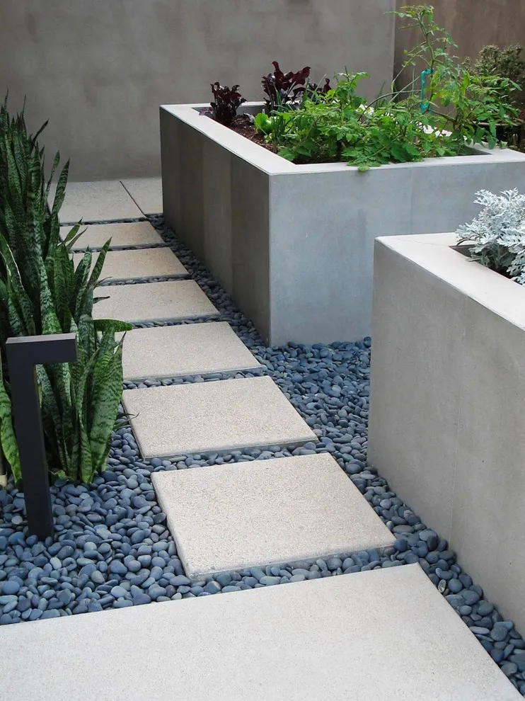 Галька, бетон и камень в дизайне огорода на небольшом приусадебном участке