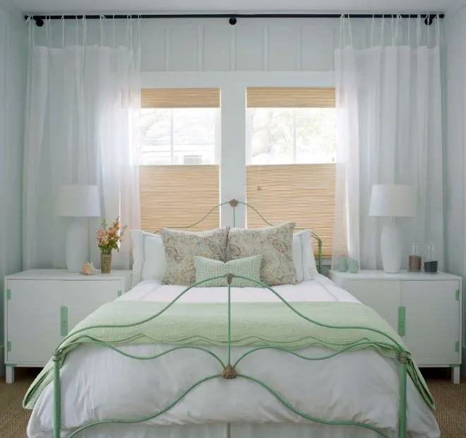 Как комфортно поставить кровать у окна в спальне