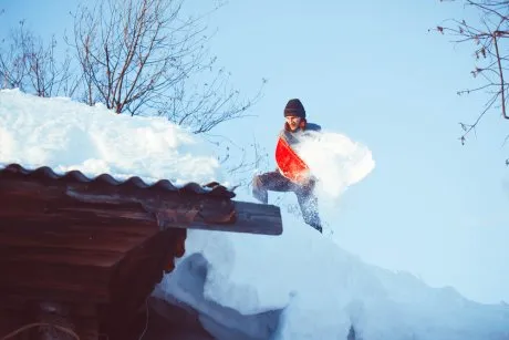 Чистка снега с крыши