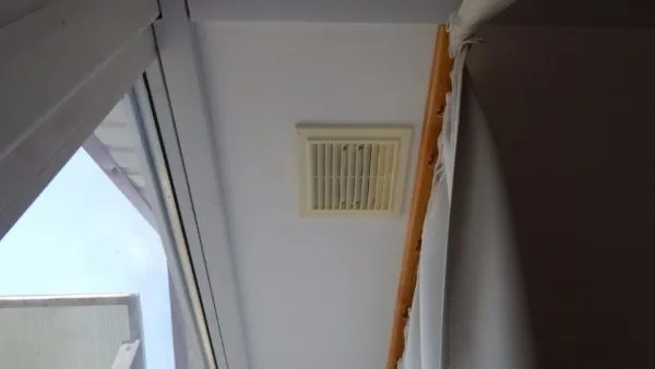 Через решетку в потолке система вентиляции отбирает воздух из мансардного помещения.