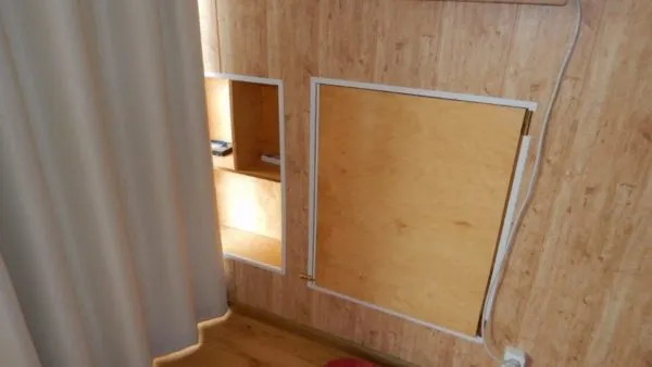 Ниша и шкафчик в боковой стене. Они используют пространство между вертикальной стеной и наклонной кровлей.