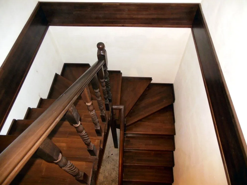 п-образная лестница на второй этаж в частном доме