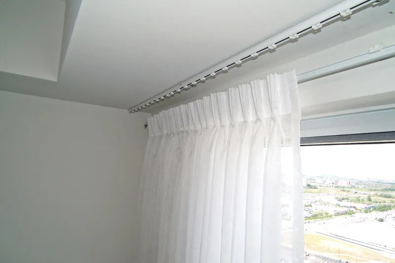 Как повесить шторы на потолочный карниз
