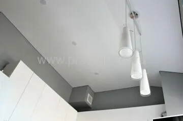 Натяжной потолок с теневым примыканием в кухне мансарда