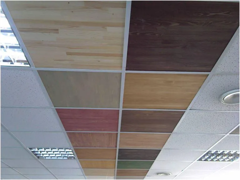 Потолок Армстронг с плиткой из натуральной древесины