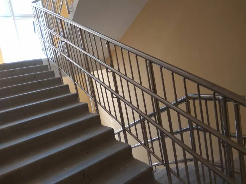 Определение высоты перил на лестнице в частном доме и другие параметры .