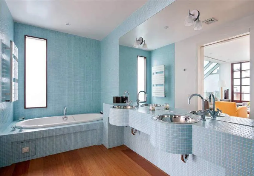 Параметры ванны в более новых квартирах подбирают с учётом её габаритов и особенностей расположения