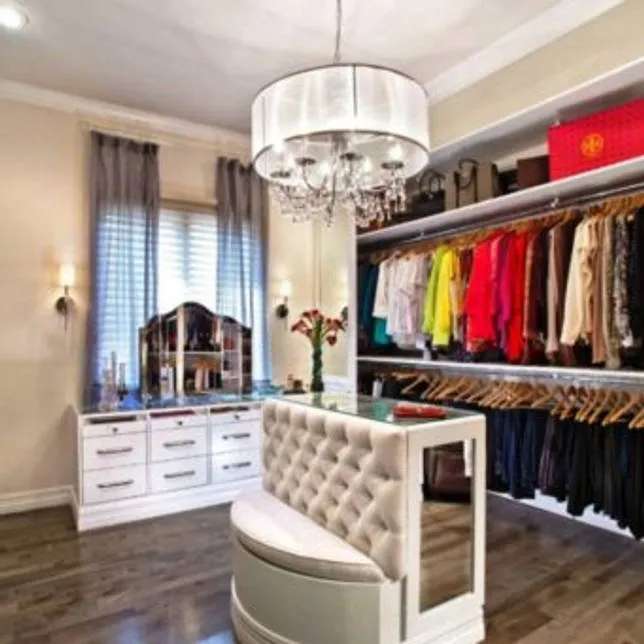 Разновидности гардеробных комнат в 2 кв. м, фото и идеи планировки