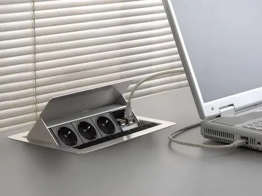 Скрытая розетка в столешнице для компьютера