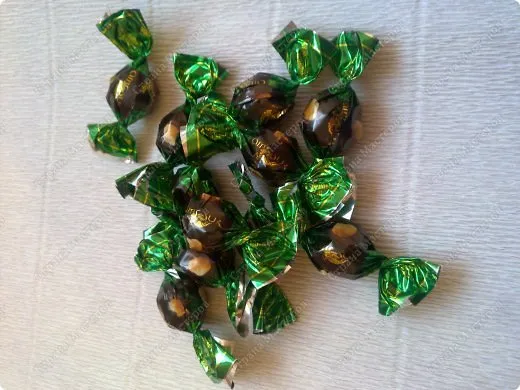 Я покажу МК на примере этих всем хорошо известных конфет "Орешек". В данной работе их понадобится 25 шт. (фото 3)
