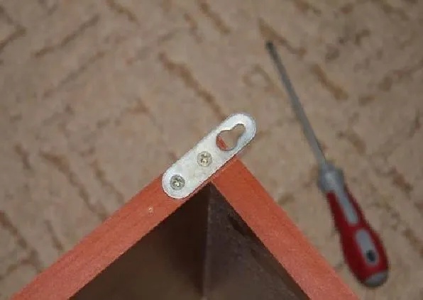 Саморезы для крепления петель к боковым стенкам имеют длину 5 см. 