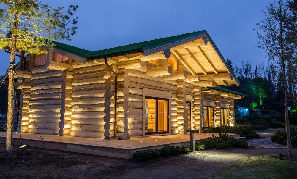 Деревянный дом с подсветкой
