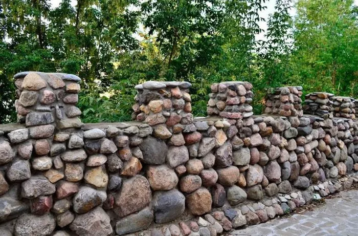 Забор из камня для загородного дома: 45 фото-идей