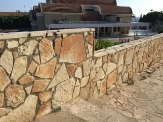 Каменный забор из песчанника