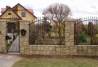 Кованный забор с каменными столбами