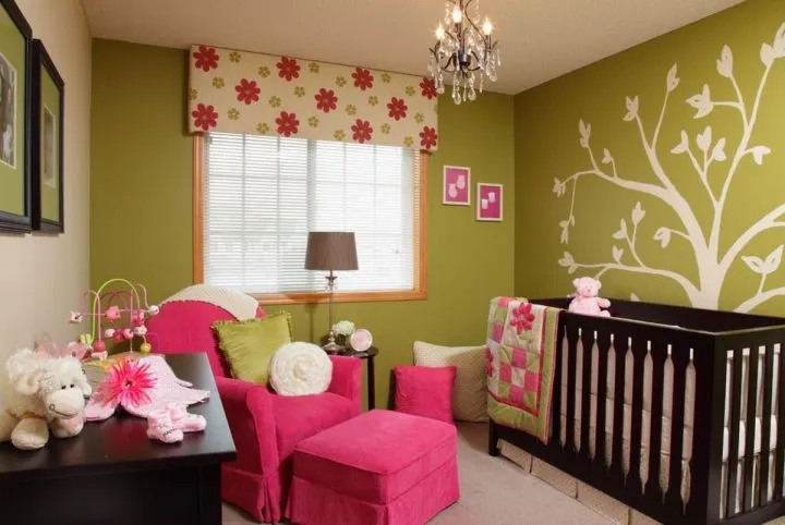 Дизайн интерьера детской комнаты с оттенками зеленого и фуксии