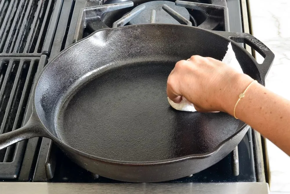 Как очистить чугунную сковороду от ...