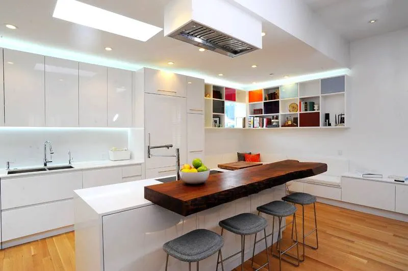 Светом можно создать «разрывы» пространства в других местах, под потолком, в центральной части кухонного гарнитура