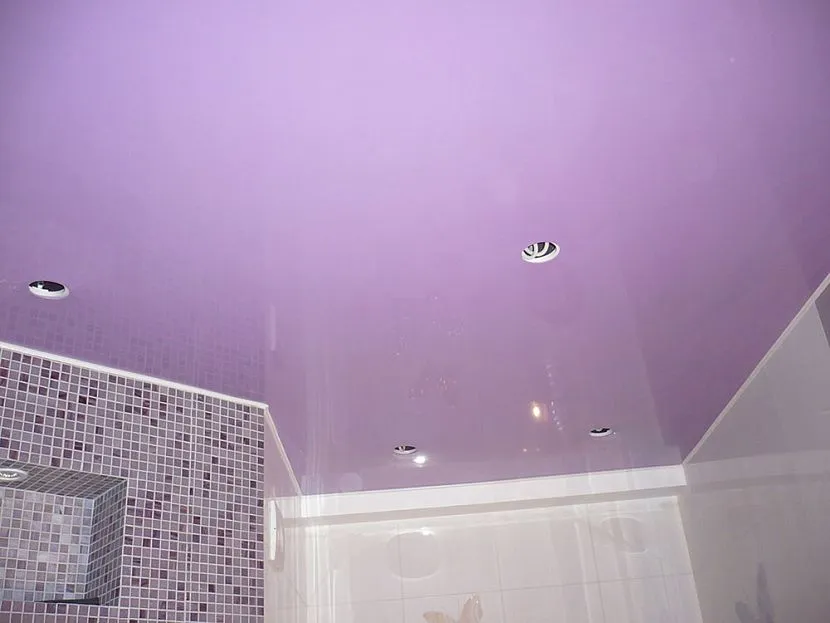 Глянцевая краска на потолоке в ванной