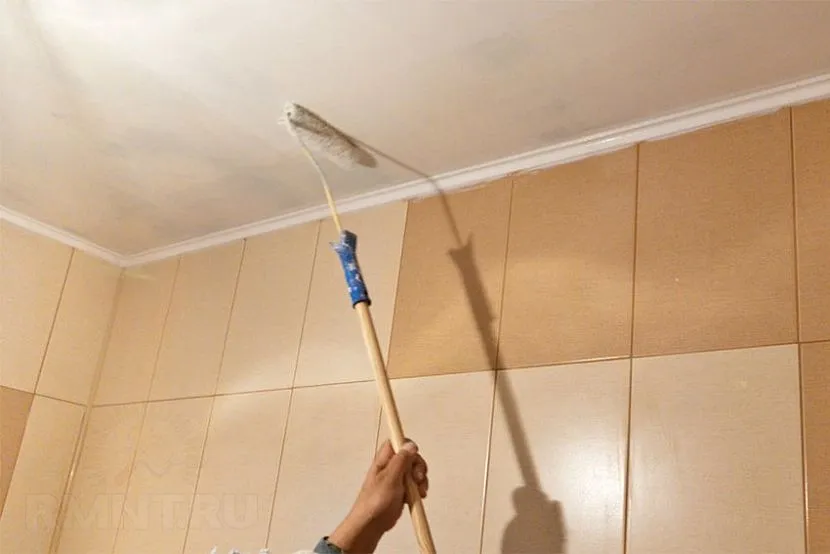 Процесс покраски потолка в ванной