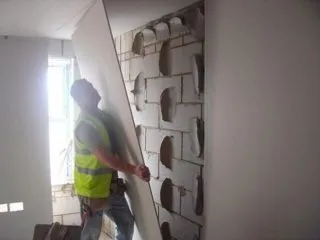 Выравнивание стен гипсокартоном без каркаса