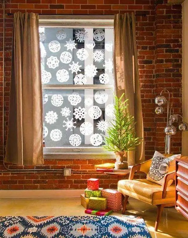 Украшения на окна к Новому году: 13 идей для праздничного настроения