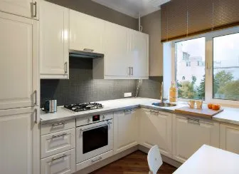 Дизайн кухни с окном в 2022 года: используем пространства у окна правильно,