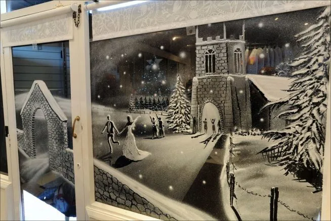 Рисование на стекле искусственным снегом