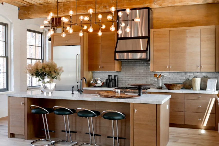 Установленные на кухне лампы оказывают непосредственное влияние на общее восприятие дизайна помещения