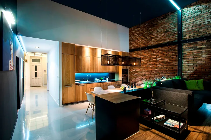 Рабочее место на кухне, которое представлено столешницей с варочной поверхностью и мойкой, должно быть достаточно хорошо освещено