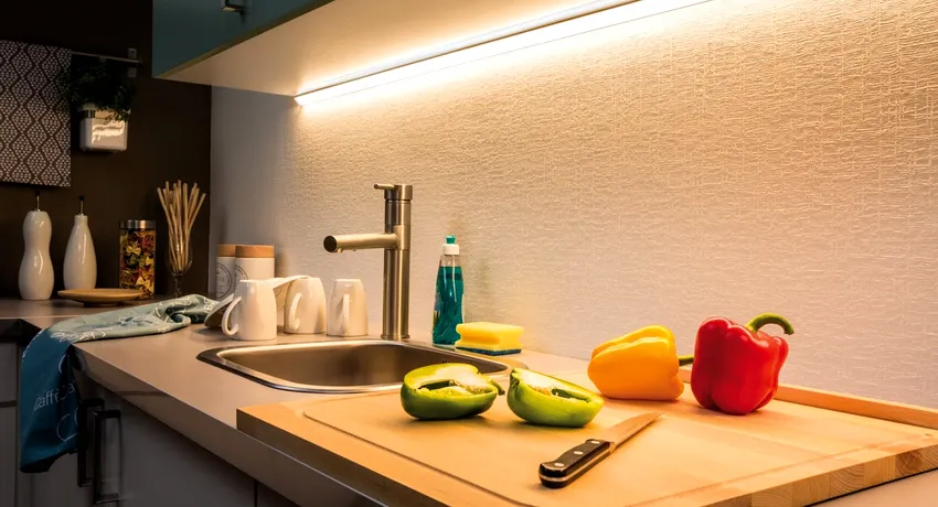 Популярным и эффективным решением является использование светодиодного освещения на кухне