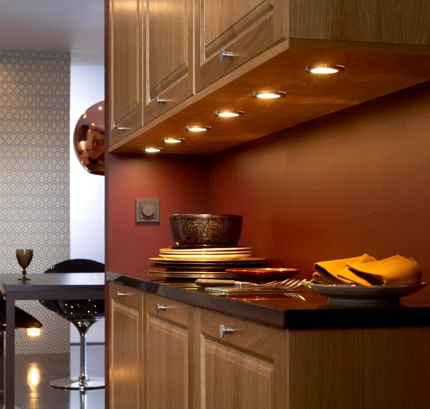 Существует несколько вариантов организации на кухне освещения над рабочей поверхностью: точечный свет, люминесцентные лампы и светодиодные ленты