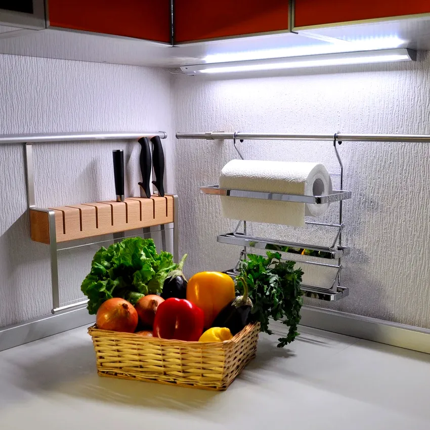 Помимо светодиодных лент, существуют модели светильников на кухню