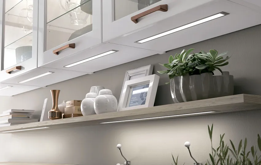 Светодиодное освещение на кухне может быть организовано с помощью специальной прозрачной съемной панели