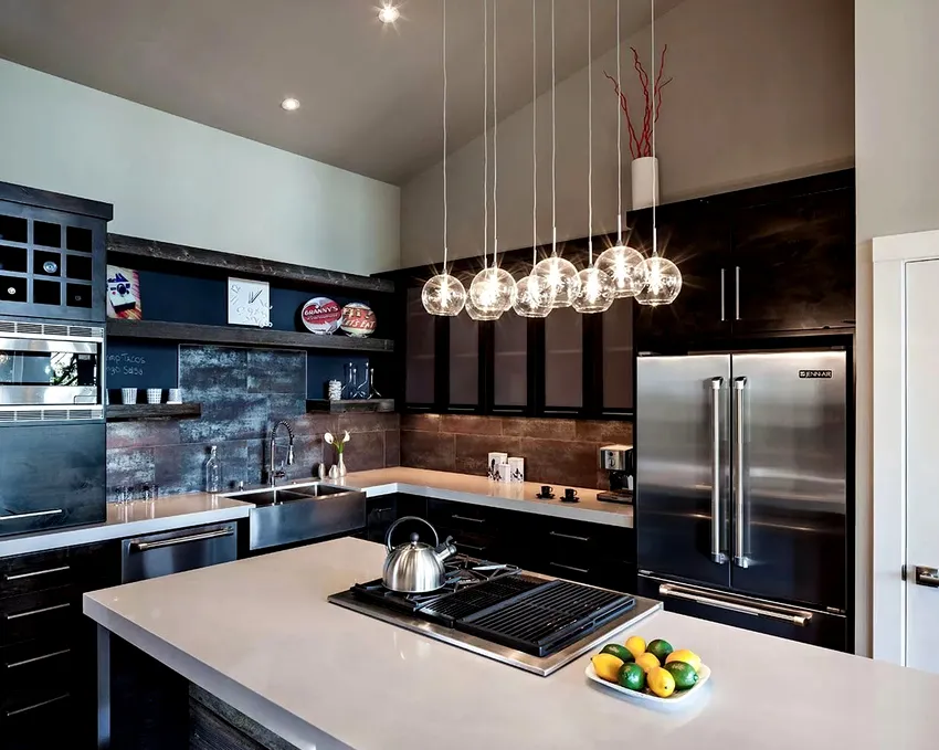С помощью определенного варианта освещения кухни можно визуально скорректировать форму и размер помещения