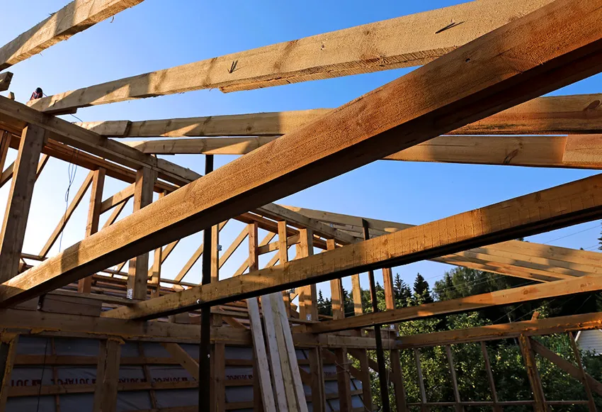 Для создания крыши в каркасном сарае используются деревянные доски