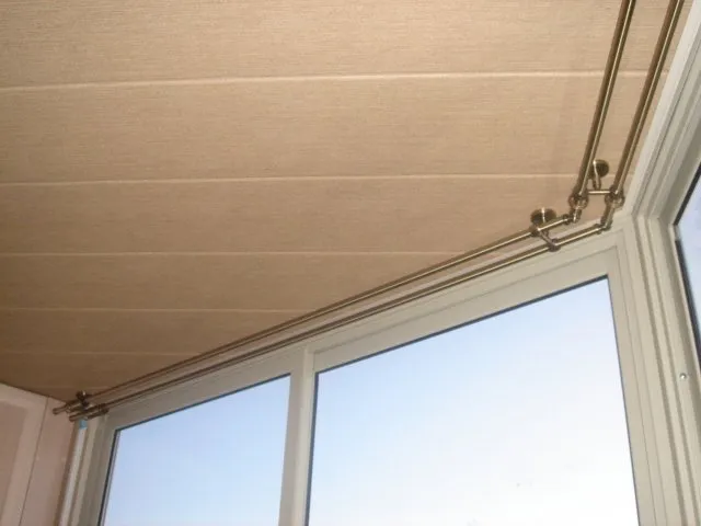 На что и как повесить шторы на балконе без карниза