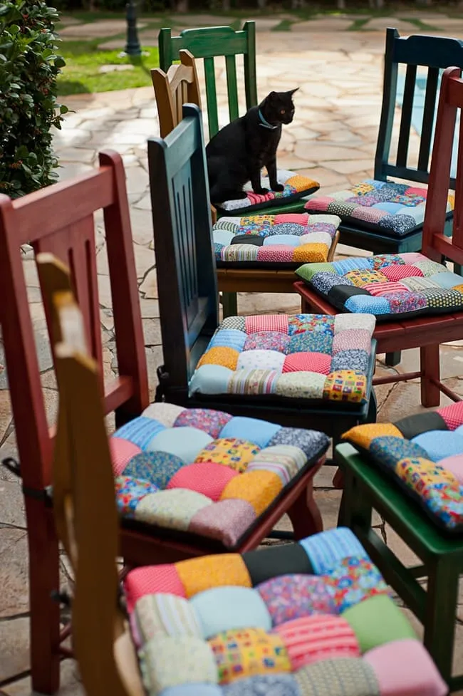 Мягкие подушки на стулья изготовленные в стиле пэчворк