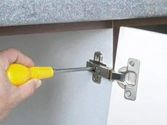 Как отрегулировать петли на дверцах кухонного шкафа