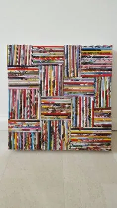 Schilderij gemaakt van rolletjes papier, hiervoor zijn oude magazines gebruikt. Recycled Magazine Crafts, Recycled Magazines, Upcycled Crafts, Paper Crafts Diy, Recycled Pens, Rolled Magazine Art