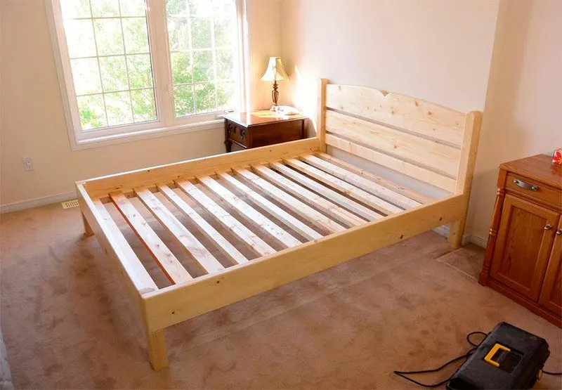 Кровать полностью собрана после предварительной подгонки деталей