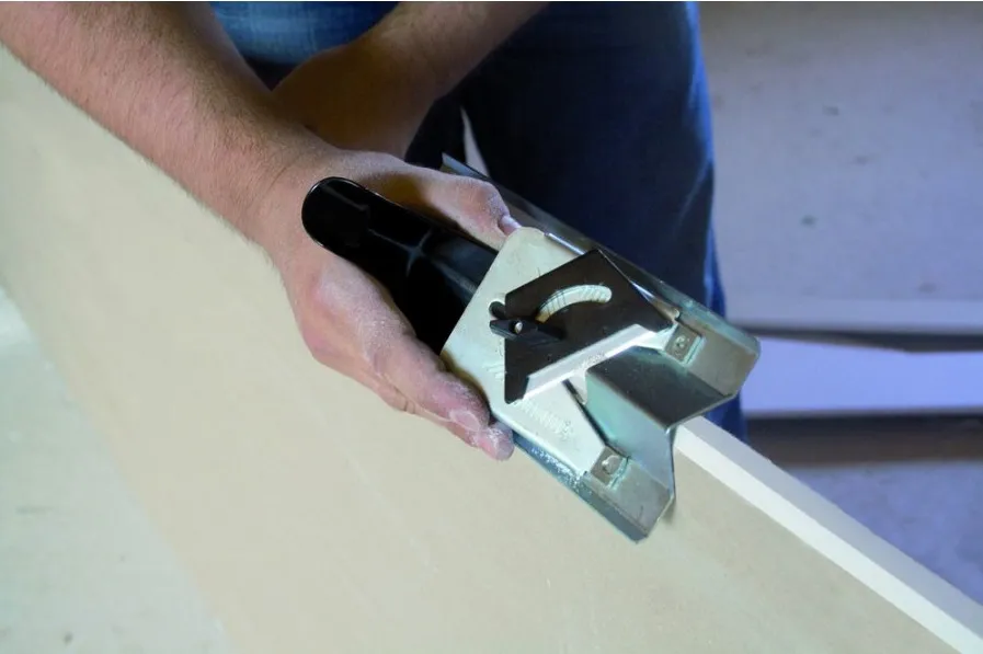 Как обновить дверь в ванную своими руками