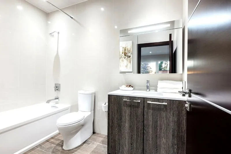 Классический декор ванной комнаты − это всегда светлые оттенки и массивные туалетные принадлежности