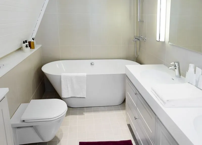 Дизайн ванной с маленькой ванной на мансардном этаже