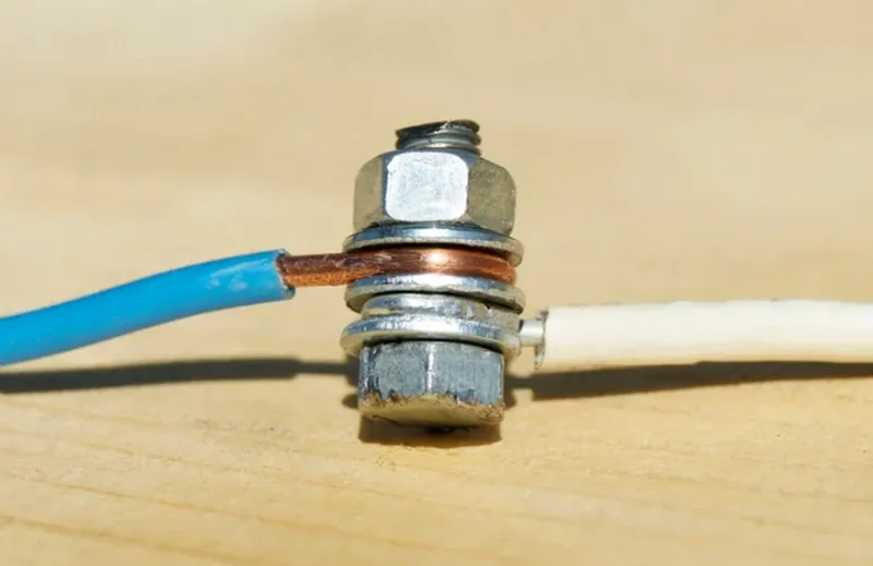 Соединение алюминиевого и медного проводника с помощью зажима болтом и гайкой