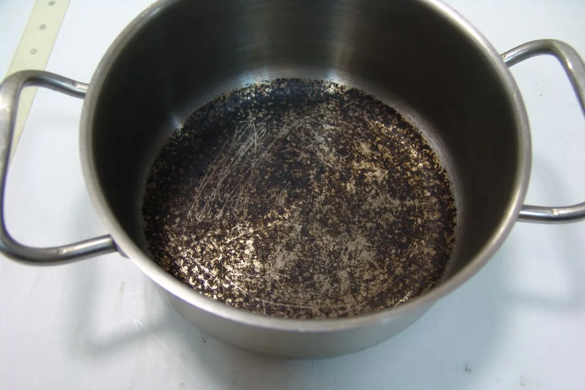 как отмыть пригоревшую кастрюлю