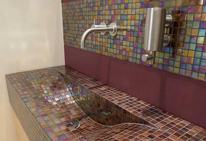Раковина ванной в мозаике