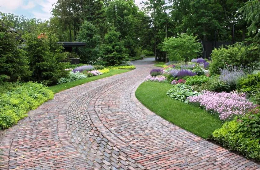 Широкая садовая дорожка, выложенная тротуарной плиткой