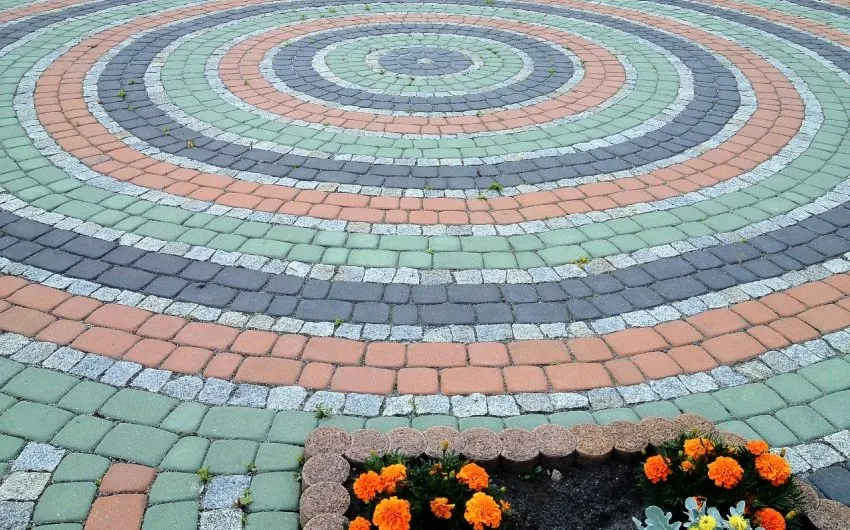 Укладка плитки кругами с оригинальным сочетанием цветов