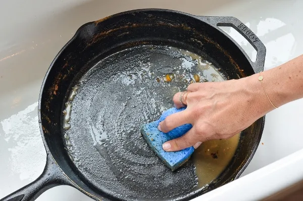 Чугунная сковорода: очистить от ...